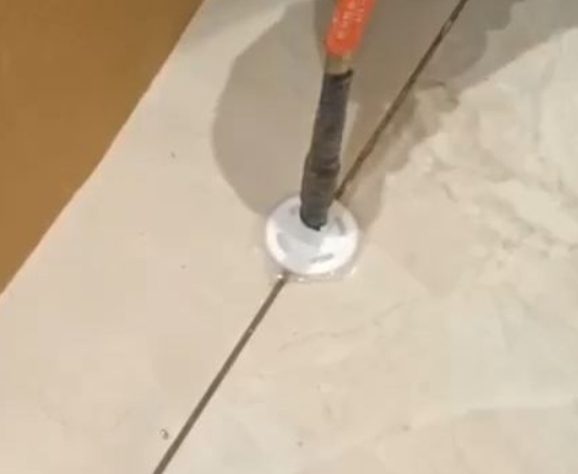 金华市瓷砖空鼓维修公司专业解答瓷砖在铺贴过程中，如果没有涂抹均匀到位的粘结材料（如水泥砂浆或瓷砖胶），可能会导致以下问题